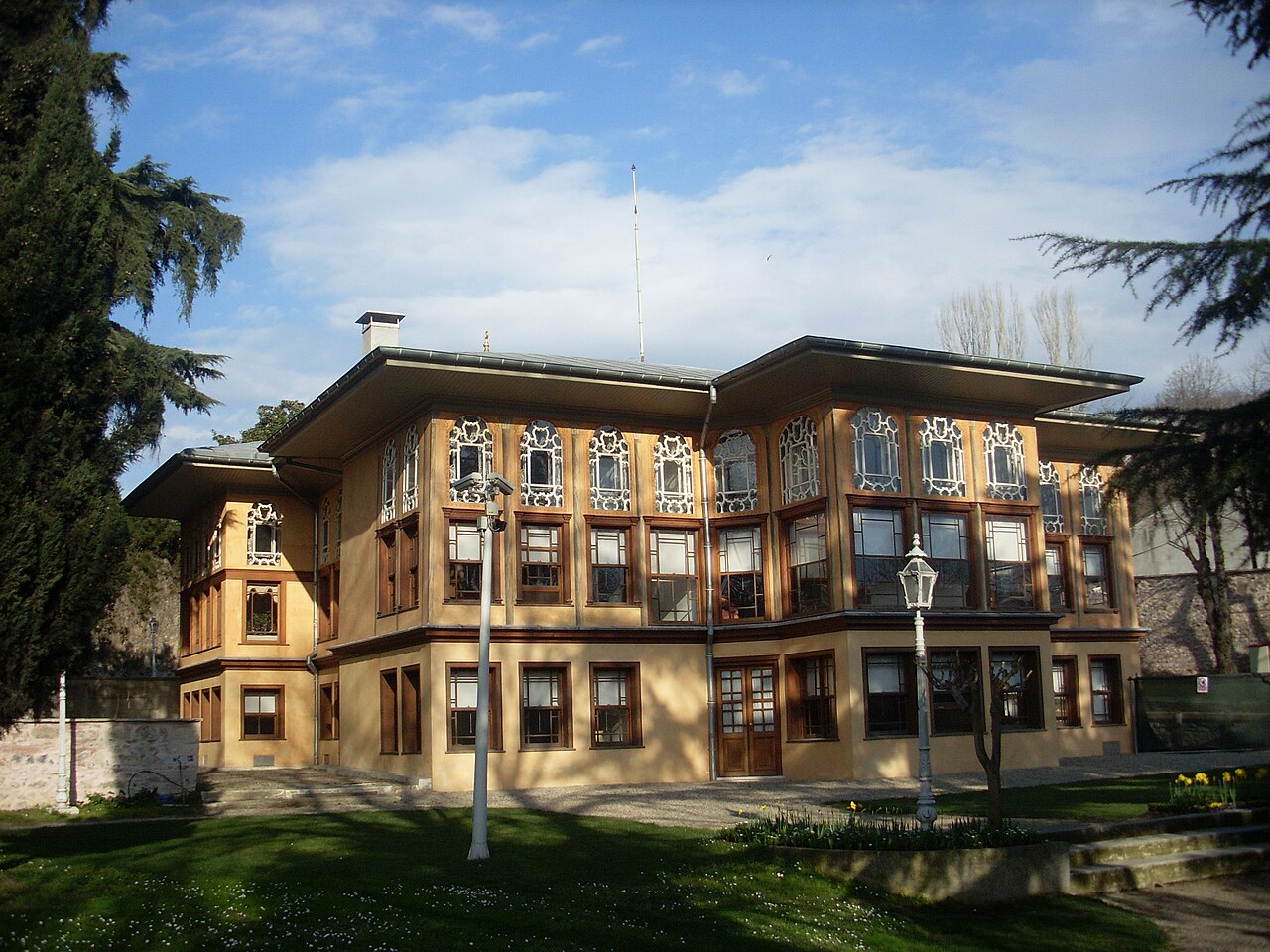 واجهة قصر عينالي كاواك على القرن الذهبي في إسطنبول