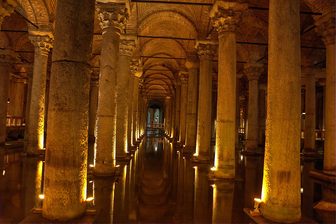 أعمدة وانعكاس الماء في صهريج البازيليكا إسطنبول