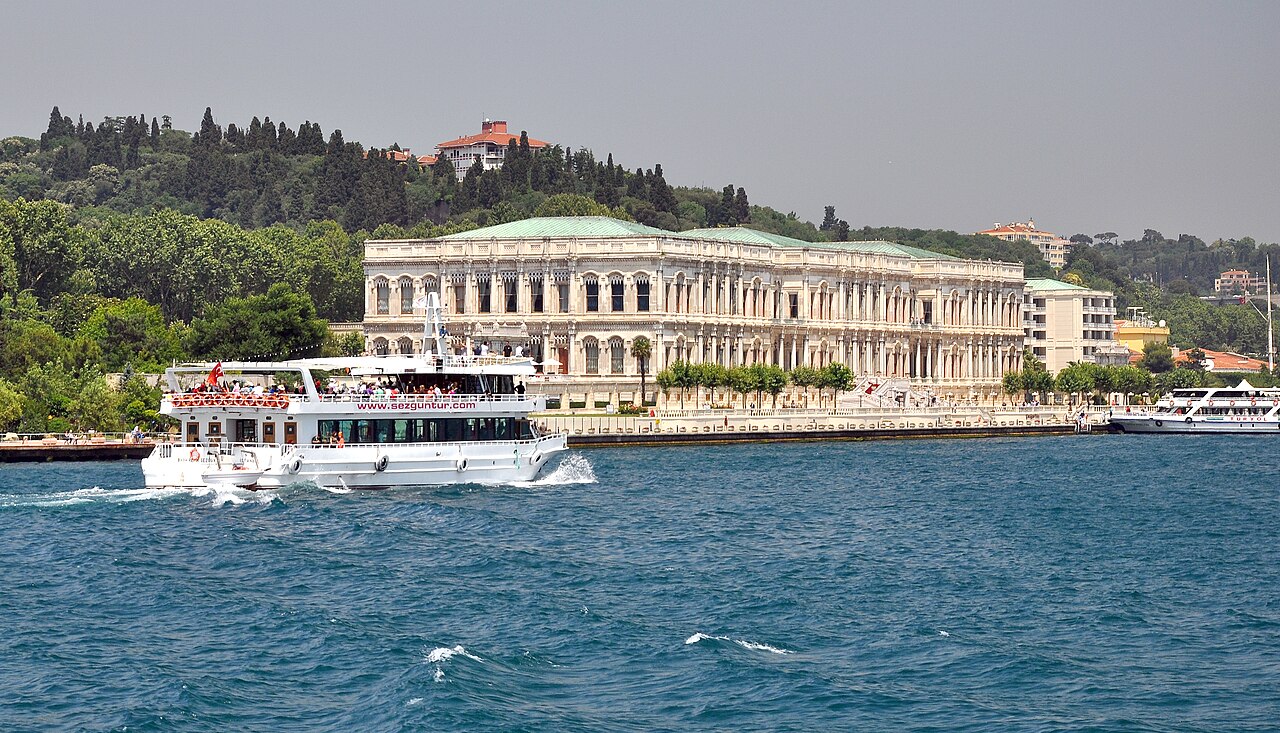 قصر تشيراغان من البوسفور في إسطنبول