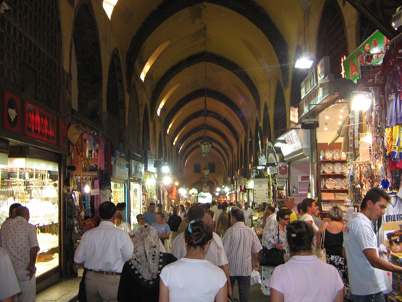 توابل ملونة في بازار التوابل إسطنبول