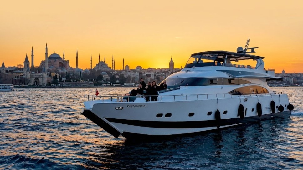 Crucero al atardecer por el Bósforo en yate de lujo