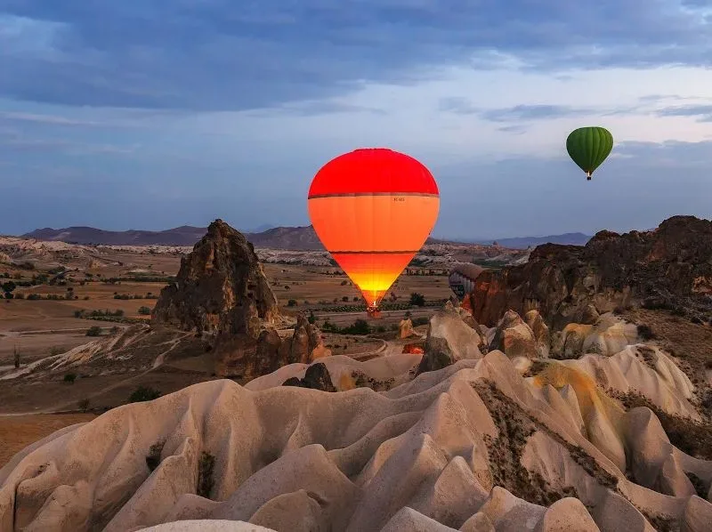Vuelo en globo por Capadocia al amanecer - Image 3