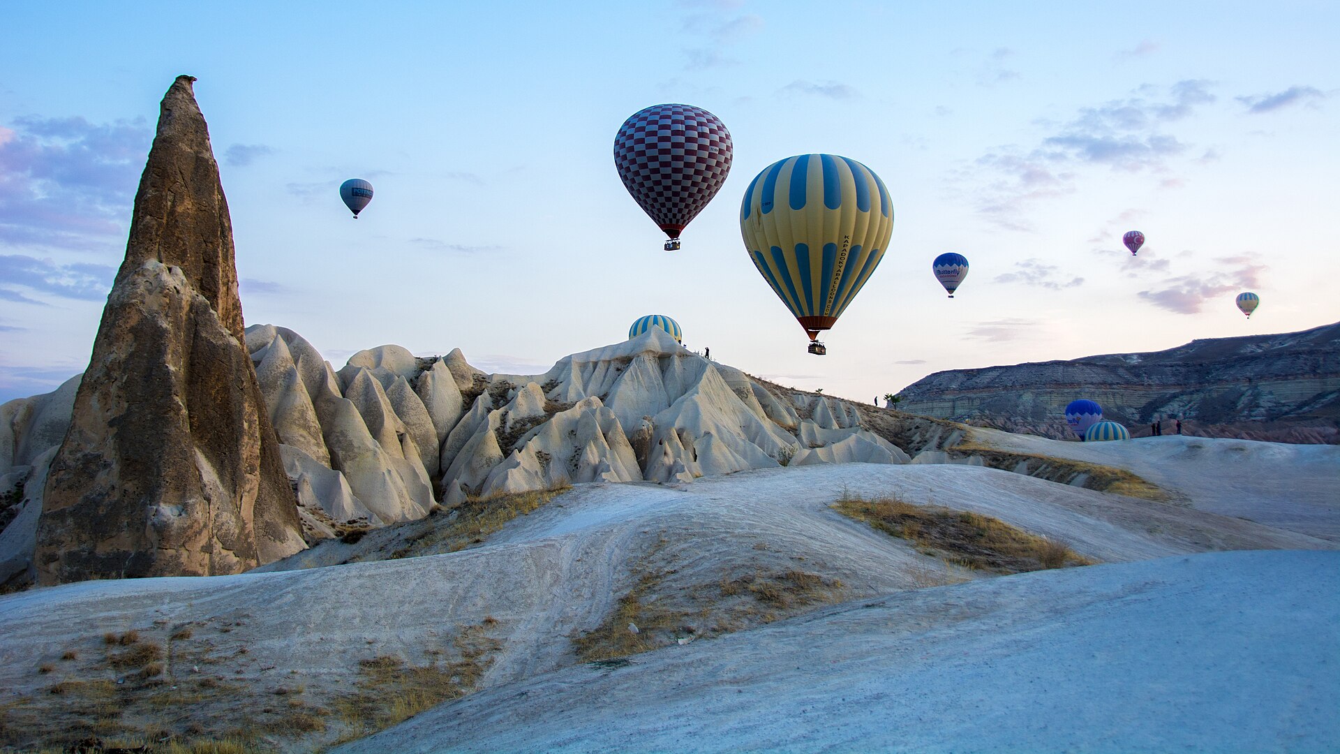 Vuelo en globo por Capadocia al amanecer - Image 4